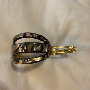 Tortoiseshell hair barrette. One size.